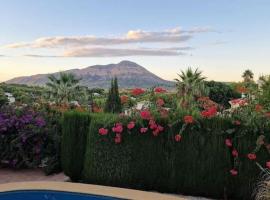 Cosy Villa with Private Pool and Mountain View, hotel sa Benitachell