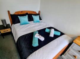 Spacious Rooms close to Aylesbury Centre - Free Fast WiFi, hotel with parking in Buckinghamshire