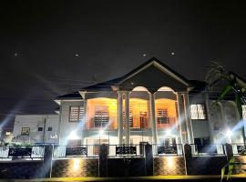 Digi Six-Bedroom Accra Luxury Home at East Legon and Close to Accra Airport，東勒貢的飯店