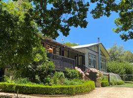 Kimberley Blue West Wing Sunny Decks Cosy Fire, holiday home in Blackheath