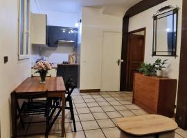 L'Cosy Suite - Charming 2BR in Bagnolet、バニョレのアパートメント