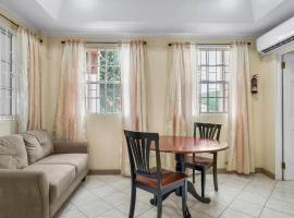 Cosy 1 Bd-Rm is steps away from Beach access., דירה במון רוג'