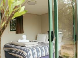 The Barn Cabins & Camp, hostel v destinaci Marahau
