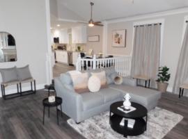 3 Bedroom Jewel: Luxury with Crystal Pool, hotel in Stone Mountain