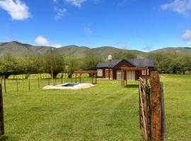 Cabaña don Julio, chalet de montaña, Hotel mit Whirlpools in El Mollar