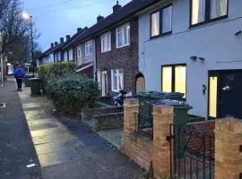 1 Bed Flat - Sleeps 2 - Parking - Garden