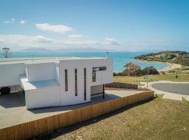 The White House ~ Your ultimate escape!, holiday home in Swansea