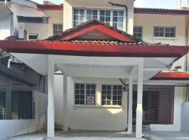 LOTUS HOMESTAY, cottage in Seri Kembangan