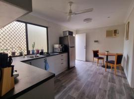 Cosy & Convenient: pools, shops, uni, hospital, apartmen di Ross River