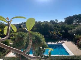Sotogrande Duplex near Polo, 2 terraces, 2 pools, full south, 7' drive to beaches and Port, 4 people, hotel en Sotogrande