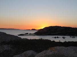 A Punta Tegge il mare la spiaggia il tramonto bilocale: La Maddalena'da bir otel