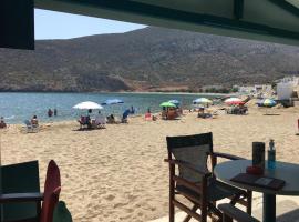 Cozy Studio in Beautiful Apollonas Beach Naxos, lejlighed i Apollon