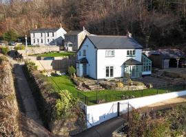 Peaceful Haven: Nature, Luxury, Wellbeing & Cuisine, hotel in Risca