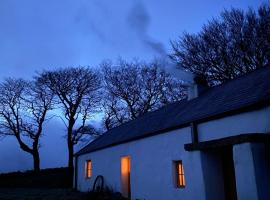 Thistle Thatch Cottage and Hot Tub - Mourne Mountains, hotel med parkering i Newcastle