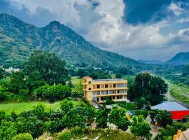 Udai Valley Resort- Top Rated Resort in Udaipur with mountain view: Udaipur şehrinde bir otel