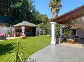 VILLA climatisée calme avec bassin privé et grande piscine partagée à ST AYGULF FREJUS, Hotel in Fréjus