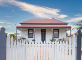 Charming 3 bedroom wine country cottage, villa in Rutherglen