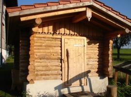 Blockhaus im Permakulturgarten, glamping site in Argenbühl