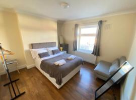 2 Bedroom Apartment 2 Min Walk to Station - longer stays available, hôtel à Gravesend
