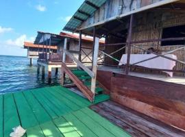 Cabañas sobre el mar en San Blas Narasgandub., hotel in Nusatupo
