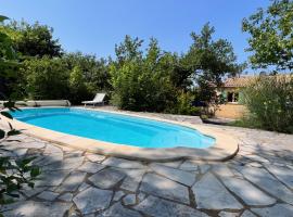 Villa CLÉVIE 3 Étoiles avec piscine privée sur les hauteurs de Faucon, à 15 kilomètres du Mont Ventoux, hotel sa Faucon