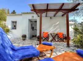 Aimilia Cottage، فندق مع موقف سيارات في Longos