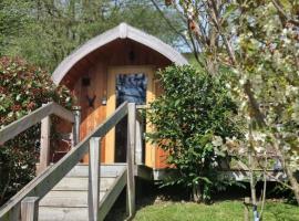 Mountain Edge Resort Mega pod 6 with Hot Tub, hotel i Church Stretton