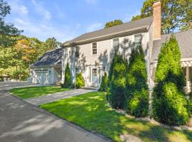 Barnstable Luxury Family Retreat with pool, fire pit and beach nearby, casa en Barnstable