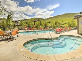 Ski-InandSki-Out Granby Ranch Condo with Pool Access, appartement in Granby