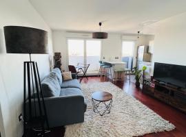 Peaceful and Cosy Flat with Secured Free Parking and Balcony, apartman Romainville-ben