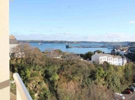 4 Porth Gwel, Sea View & Parking, self catering accommodation in Falmouth
