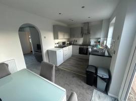 Quiet location 2 bed house, hotel with parking in Stanton