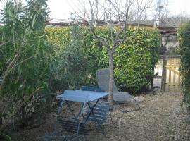 Lou mas li Pitchoun "Le Poirier", Hotel in Gordes