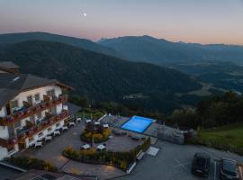 Panoramahotel Huberhof: Maranza'da bir otel