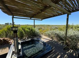 Farm Stay: Enjoy Fynbos Views & Wood Fired Hot Tub, apartma v mestu Hopefield