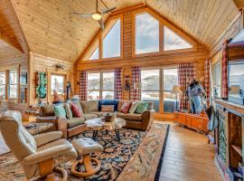 Expansive Grand Lake Cabin with Private Hot Tub!، كوخ في غراند ليك