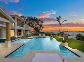Infinity Pool Paradise I Luxe Waterfront Living: Edgewater şehrinde bir otoparklı otel