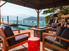 The Overlook, Luxury Lakeside Home with Dock, casă de vacanță din Harrison Hot Springs