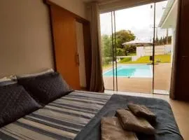 Quiosque com piscina e vista