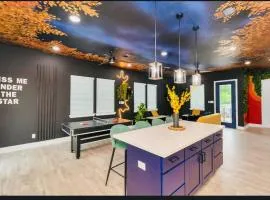 CAMP OUT - Big Backyard W/HotTub - 5mins To Downtown