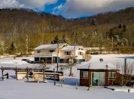 The Maples - Hot tub! Amazing views, pets welcomed, cottage in Ellicottville