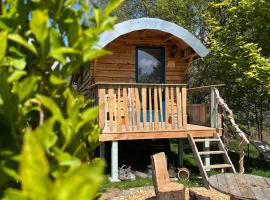 La roulotte tiny house du Mond'idéal, self-catering accommodation in Leval