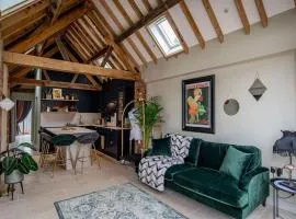 Luxury private FARM BARN, Airport, NEC