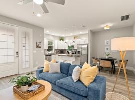 NEW! Canopy Cabana - Luxury Downtown Apartment, hotel i Safety Harbor