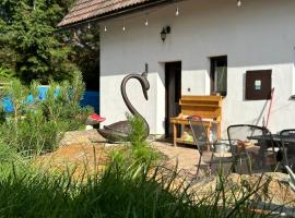 Chata Blatna 17 Frymburk (Holiday Double-Cottage), chalet di Frymburk