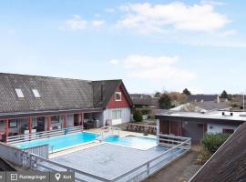 Lejlighed med tagterrasse, have og pool., family hotel in Vipperød