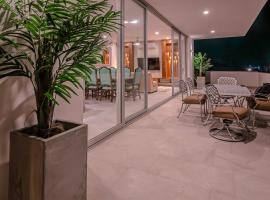 New 5 Br + Pool Luxury Beach Home Vista Hermosa, hotel u gradu 'Puerto Peñasco'