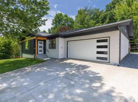 Mid-century Modern Impeccable Remodel with Hot Tub, hotel v destinaci Asheville