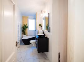 Complex Omnia - Apartamente Husi, goedkoop hotel in Huşi