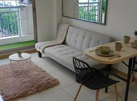 Modern Comfort Contemporary 1BR M-Town Hideaway, apartmen di Pumpangsineng